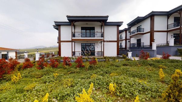 Ali Erişgin'den Satılık 2+1 Şark Köşeli Bahçeli Daireler Havuzlu Sitede