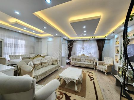 Tramvaya Yürüme Mesafesinde İçi Komple Yenilenmiş 5+1 Dubleks !!