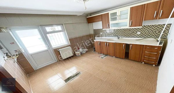 Merkezde Cadde Üzerinde Ön Cephe 3+1 Teras Balkonlu Daire