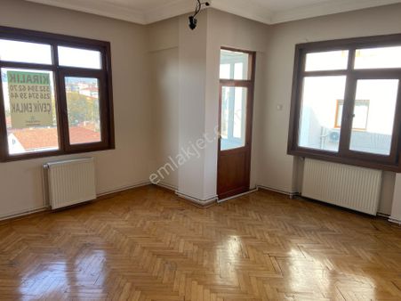 Çevik 'ten İçerenköyde Kiralık 3+1 Daire.