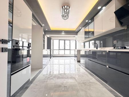 Pursaklar Mehmet Zengin Emlak'tan Otoparklı Çift Banyolu 3.kat 4+1 Ultra Lüks Sitede Daire