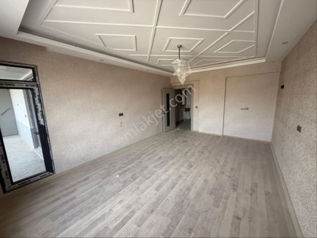 Beylerbeyi Kavşağında 2.5+1 Ara Kat Masrafsız Dairemiz Satılık