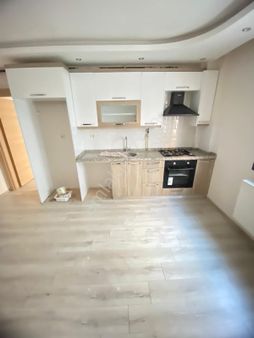 Zeki Emlak'tan Muradiye'de İstasyon Civ. 1+1 Satılık Daire