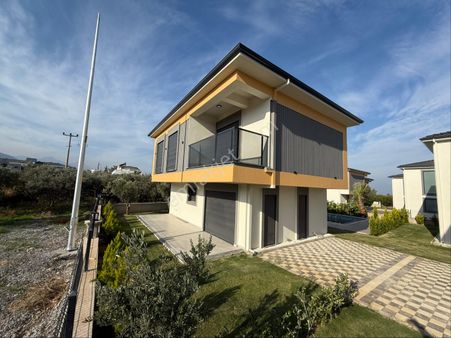 Kuşadası Davutlar Havuzlu Sitede Satılık 3+1 Tek Müstakil Villa