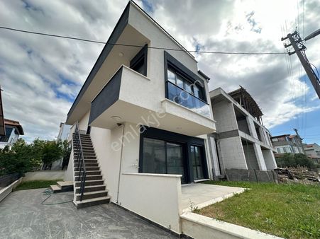 ꧁akçay Ay Emlaktan꧂burhaniye İskele'de Denize Sadece 100 M Bahçe Kullanımlı Satılık 2+1 Daire