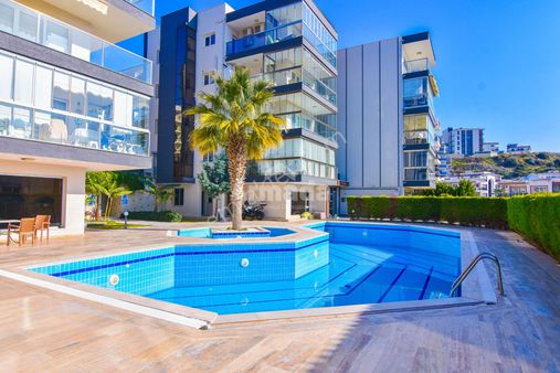 Kuşadası'nda Kat Bahçeli Deniz Manzaralı Özel 3+1 Daire