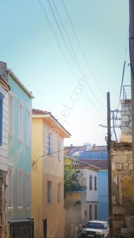 Urla Sanat Sokağına Yakın, Satılık Bahçeli Taş Ev