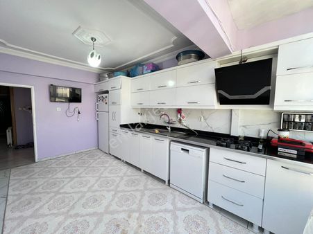 Tesisler Kavşak'ta Cuma Pazarı Yanında Satılık 3+1 Geniş Daire