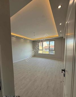 Zafer Mah. Esenli Caddesi Yanı Ebeveyn Banyolu Satılık 3+1 Daire