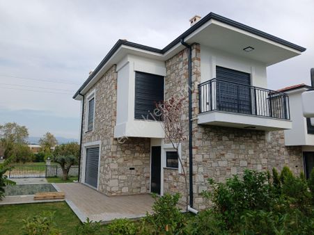Kuşadası Davutlar'da, Yol Altında Yeni Sitede, Müstakil, Özel Havuzlu 3+1 Villa