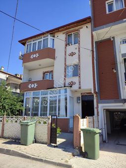 Tarcanlar'dan Körfez Güney Mah. Üçkatlı Bina Ara Kat Satılık.