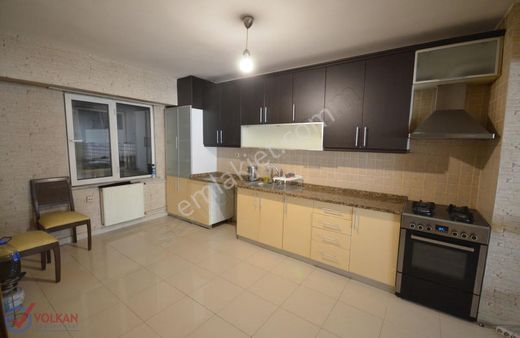 Altıntop Mahallesinde Arakat 165 M2 3+1 Asansörlü Satılık Daire