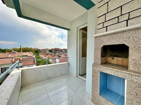 ꧁ay Emlaktan꧂ Altınkum'da Pazar Pazarı Yakını Köşe Ön Cephe Kombili Denize 300 M Satılık 2+1 Daire