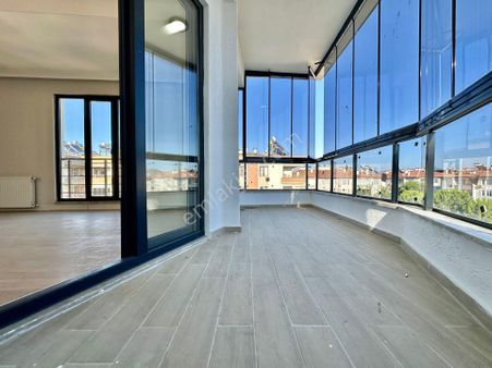 ꧁ay Emlak'tan꧂akçay'da Denize 500 Mt Kapalı Balkonlu Ayrı Mutfak Asansörlü Lüx Satılık 2+1 Daire