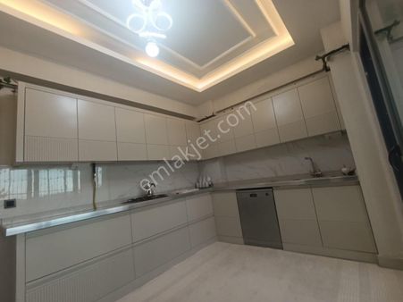 Mesken'den 2.5+1 Kat Bahçeli Yüksek Giriş Geniş Oturumlu Daire