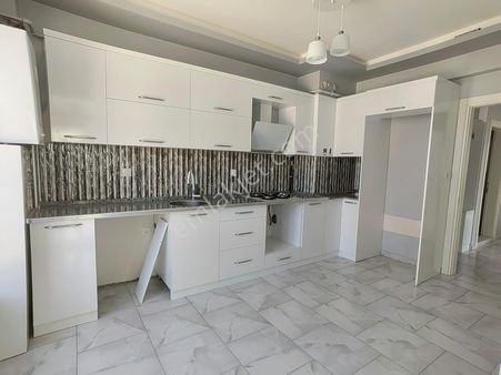 Akçay Emlak'tan Akşehir Simay Market Civarı Garajlı 4 Yıllık İkinci Kat Satılık 3+1 Daire