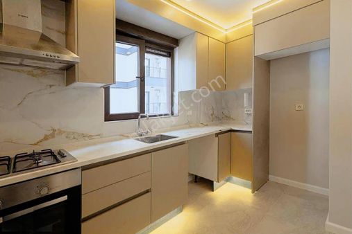 Bostancı'da Genç Binada Merkezi Konumda Yenilenmiş 3+1 Boş İskanlı