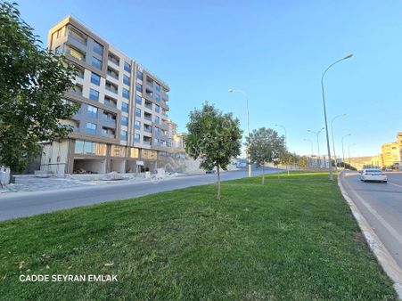 Cadde Seyran'dan Satılık Lüks 1+1 Arakat Ana Cadde Üzerinde