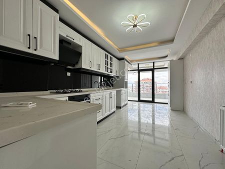 Pursaklar Mehmet Zengin Emlak'tan Hastane Yakını Teras Balkonlu 3.kat 4+1 Lüks Sitede Daire