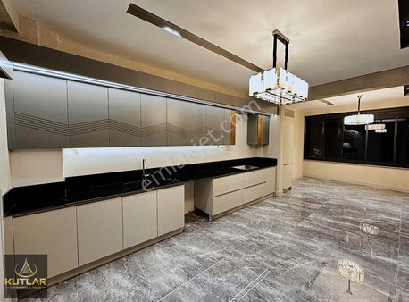 Kutlar'dan Metro Market Civarı Düşük Katlı Satılık 4+1 Daire