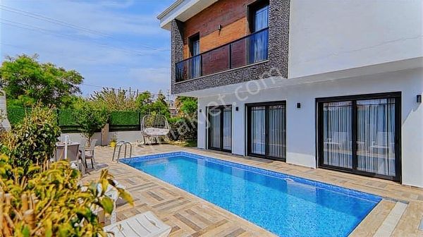 Babataşında Müstakil Havuzlu 4+1 Villa