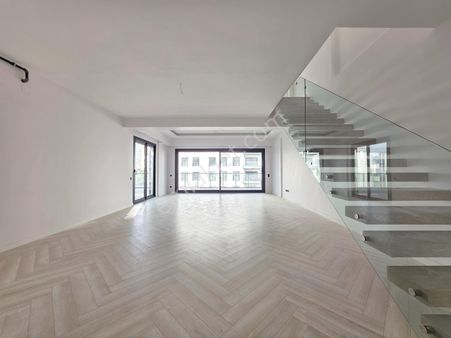 Bayraklı Satılık Villa | Trademark B612'de Teraslı Dubleks Villa