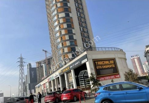 Almina Tower 'da Ana Yola Cephe Özel Dekorasyonlu Kiralık Dükkan