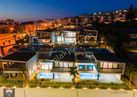 Kuşadası Marinada Deniz Manzaralı Özel Havuzlu Yeni Yapım Lüks Villalar