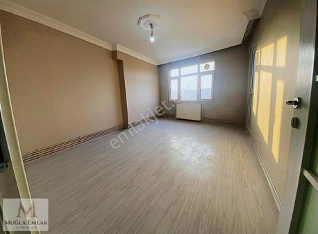 Bağlarbaşı Çimenzar Sokakta 80m 2+1 Boyalı 3.kat Daire
