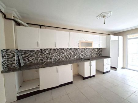 Recep Ümit Emlak'tan Esenli Caddesi Yakınında Satılık Asansörlü 3+1 Ferah Ara Kat Daire