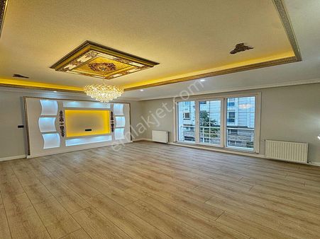 Cadde 34'den Güzelyurt Metrobüse 5 Dk Full Dekorlu Krediye Uygun Balkonlu 2+1 Satılık Arakat Daire