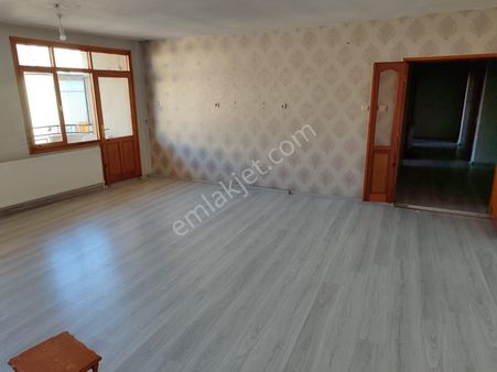 Salihli Erdem Emlaktan Askerlik Şubesi Karşısında Geniş 3+1 Satılık Daire