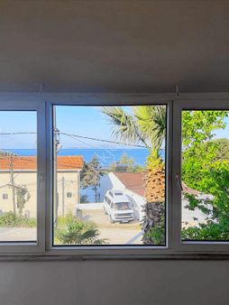 Marmara Adasında Deniz Manzaralı Bahçeli Tripleks Villa