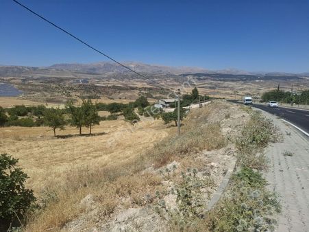 Hakev'den Besni- Adıyaman Karayoluna Sıfır Satılık Tarla