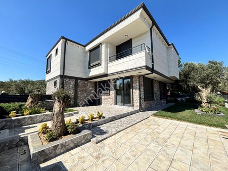 Kerim'den Küçükkuyu Merkez'de 3+1 Bahçeli Satılık Villa