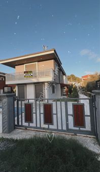 Kuşadası Davutlar’da 4 + 1 Tam Müstakil Havuzlu Villa Satılık