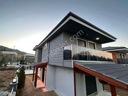 Kuşadası Davutlar‘da 4+1tam Müstakil Köşe Konumlu Havuzlu Villa Satılık