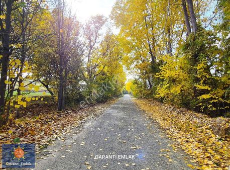 Garanti Emlak'tan Merkeze 8 Km, Emirli'de, 1.376 M² İmarlı Arsa.