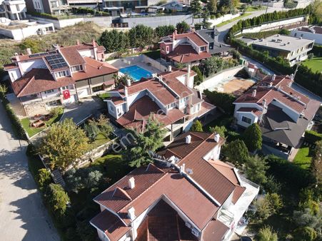 Mef Gyd'den Mürsel'de 5+2 Net 441m² Alanlı Kiralık Villa !!!