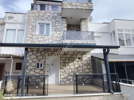 Ayvalık Altınova’da Müstakil Bahçeli 3+1 Sıfır Tripleks Villa