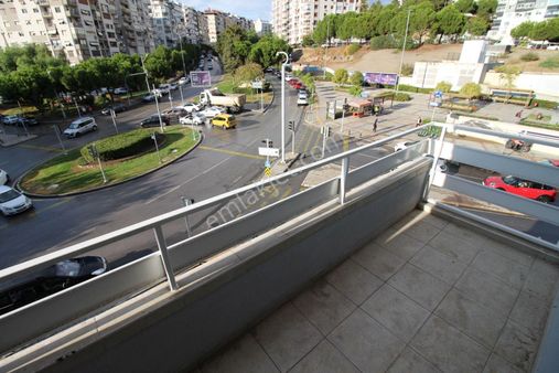 Göztepe Metro Çıkışı Cadde Üzeri Köşe Arakat 3+1 Satlık Daire