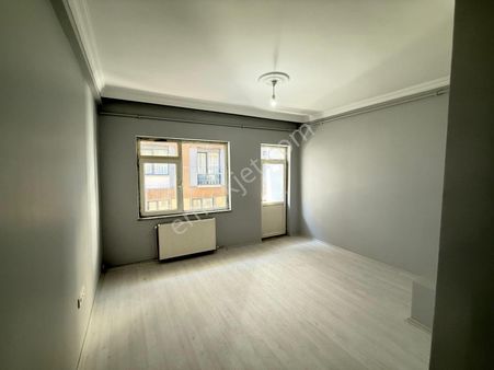 Para'dan Komple Yenilenmiş Balkonlu 2+1 Satılık Daire