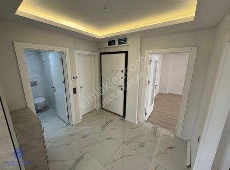 Ｐｕｓｕｌａ Ｅｍｌａｋ'ｄａｎ Cadde Üzerinde Ara Kat'ta Sıfır 3+1 Daire