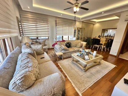 Suadiye Camii Sokakta Genç Binada Ebeveynli Geniş M2'de