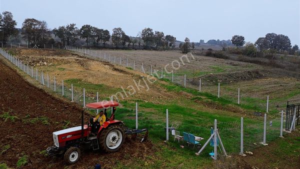 Kozluca'da Tel Örgülü 2200m2 İmara 300m Mesfede Harika Yatırım!!