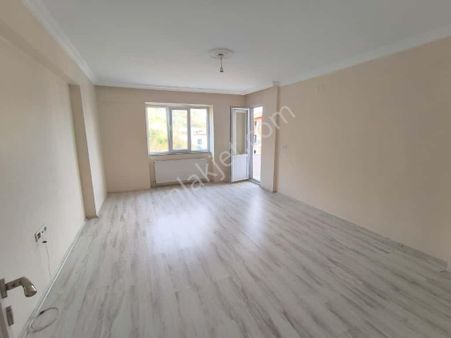 Alifuatpaşada Site İçerisinde Geniş Ve Kullanışlı 3+1 Daire