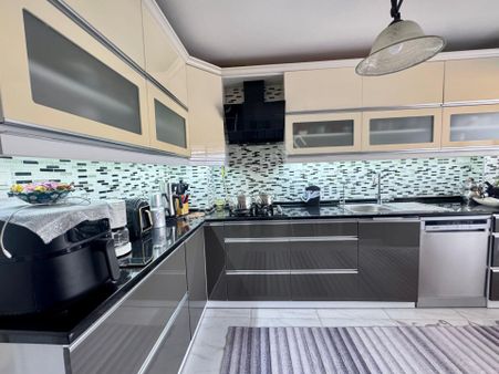 Karşıyaka Donanmacı Sahile Yürüme Mesafesinde Satılık 3+1 Daire