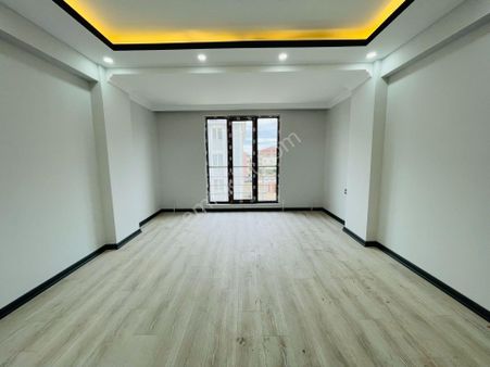 Güven'den Kapaklı'da Caddeye Yakın,ara Kat Ön Cephe 2+1 Ev