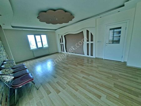 Uytundan Kadıköyde Ayrı Mutfaklı Doğalgazlı Geniş 3+1 Daire