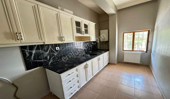 İncirli İbni Haldun Okulu Yakını Yüksek Giriş Bağımsız Salon